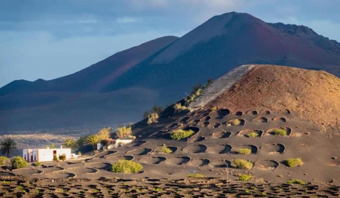 Lanzarote Casa Volcanica-Anclada Sobre La Lava Del Volcan Montana Blanca Экстерьер фото